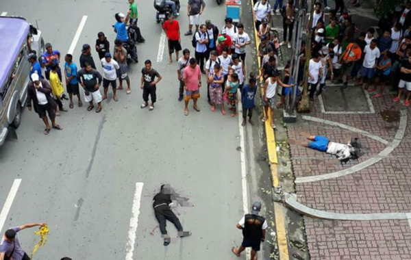 当地时间18日中午11点40分左右，两名中国公民在菲律宾马尼拉大街上遭到摩托车手枪杀。文字来源：法制晚报