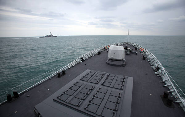 直击:中美军舰在长江口海域演练"意外相遇"(图)