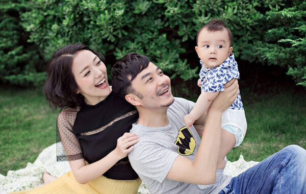 杨乐乐生日曝全家福照片 汪涵抱爱子父爱尽显(组图)