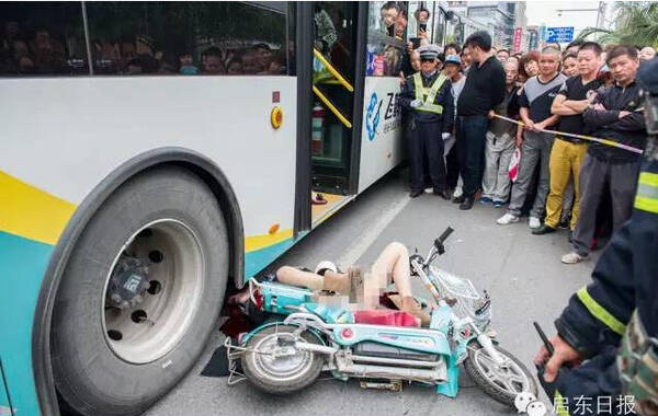 “快来救人，有人被压在车底了！”10月8日下午2点40分左右，江苏启东市区人民路公园路路口西侧发生一起交通事故。一出租车司机打开车门时，疏于观察，将一辆驶过的电动车撞倒。骑车女子倒地后，不幸被恰巧经过此处的一辆105路公交车卷入车底，头部遭到碾压，当场死亡。
