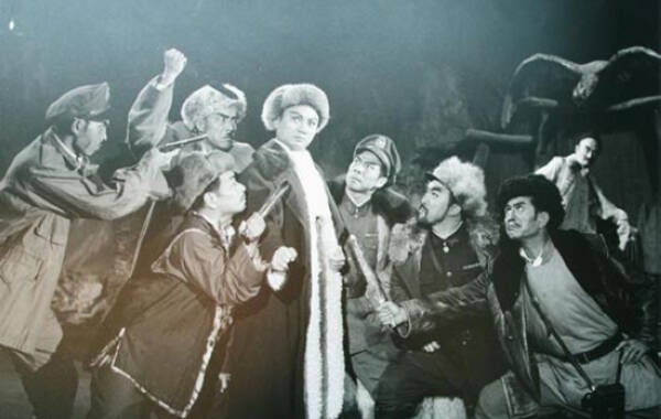 随着徐克导演的《智取威虎山》上映，同名的革命样板戏也又一次回到人们的视野，成为近日的热点。说到作为样板戏的《智取威虎山》，那就不仅仅是当时人们休憩怡情的娱乐节目，更是风靡一时的文化符号了。