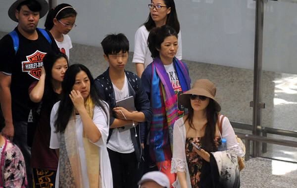 伊能静携儿子现身机场 小哈利变大男孩(图)