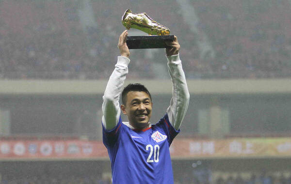 申花为徐亮举办退役仪式 赠纪念金靴致敬"金左脚"