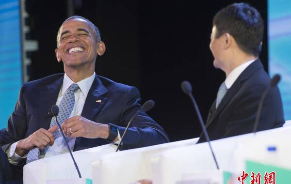 当地时间2015年11月18日，菲律宾马尼拉，多国领导人出席APEC工商领导人峰会。美国总统奥巴马出席工商领导人峰会时与马云热聊，期间奥巴马多次大笑，气氛十分融洽。