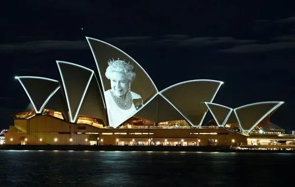 ▎悼念英女王，澳大利亚地标悉尼歌剧院建筑上投射出她的巨幅肖像