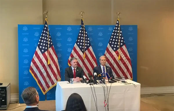 美国财政部长贝森特和贸易代表格里尔举行媒体吹风会 视频截图