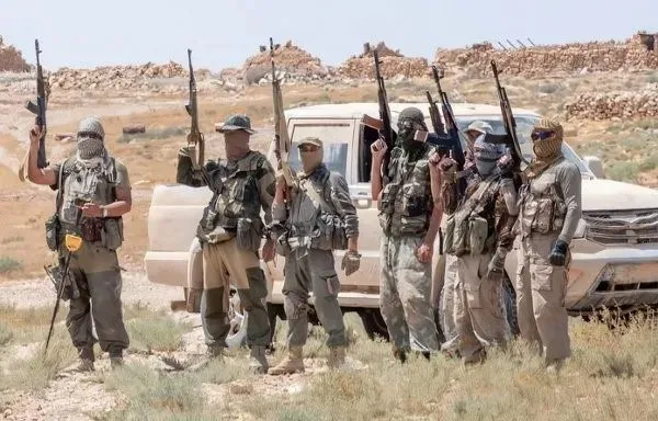瓦格纳集团雇佣兵在叙利亚东部沙漠Badiya地区挥舞着他们的武器。