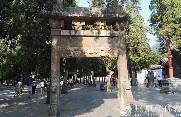 少林寺门前写有“祖源谛本”四个字的古牌坊