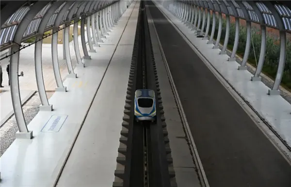 贴地飞行！5.3秒飙到800km/h 国产高铁模型车刷新世界纪录