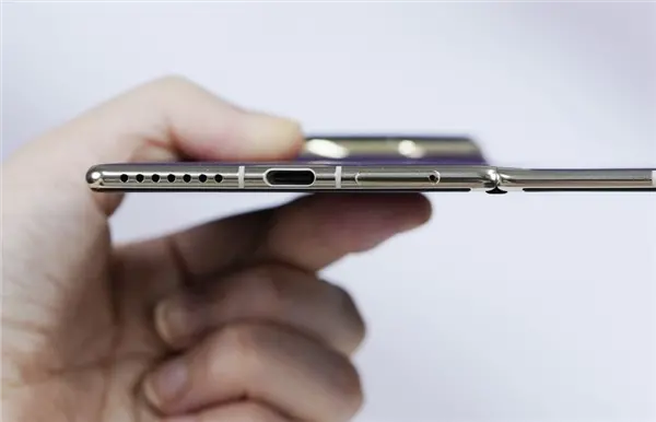 史上最薄Mate！华为Mate70 Air真机首次亮相：6.9英寸宽比例屏幕