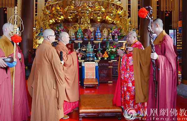 中国佛学院副院长、河南省桐柏山云台禅寺住持清远大和尚为演诚法师送位