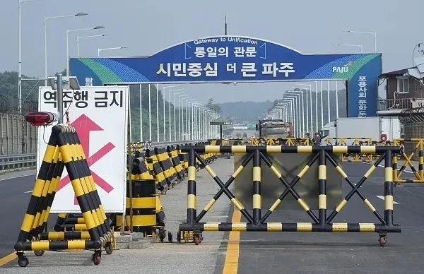 当地时间2023年7月19日，韩国坡州非军事区通往板门店的统一桥附近设置了路障。图源：视觉中国