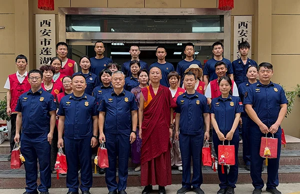 法师与志愿者慰问消防救援人员