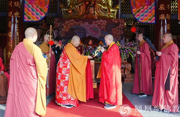 中国佛教协会驻会副会长、中国佛学院副院长、河北省佛教协会会长、柏林禅寺方丈明海大和尚为演诚法师送座