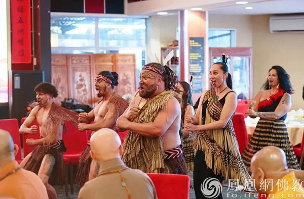 揭牌仪式上，土著毛利人举行了震撼人心的欢迎仪式