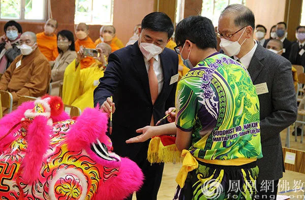 香港佛教联合会会长宽运法师宽运法师、香港特区政府民政及青年事务局局长麦美娟、香港中联办协调部部长朱文及原香港民政事务局局长曾德成主持醒狮点睛仪式