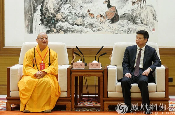 国台办主任宋涛（右）与台湾中华人间佛教联合总会主席心保法师（右）会晤