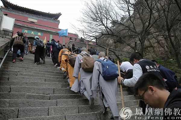 青山行不尽：一个佛教通讯员的十年江湖路 | 凤凰网佛教广西交流营优秀作业