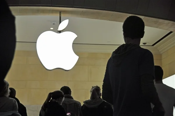 等于10个贵州茅台！苹果成为首家收盘市值达到3万亿美元的公司 iPhone 15换机周期要来了