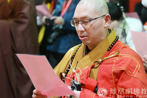 扬州文峰寺方丈、扬州文峰慈善基金会副理事长带领活动参与者诵读新年祈愿文（图片来源：凤凰网佛教文化 摄影：季利）