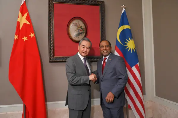 中共中央政治局委员、外交部长王毅在槟城同马来西亚外长赞比里举行会谈