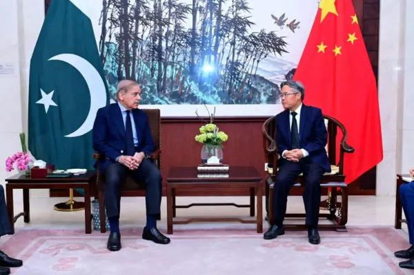 巴基斯坦总理在中国驻伊斯兰堡大使馆就3月26日发生的自杀式袭击同中国大使姜再冬举行会谈。图自中国驻巴基斯坦大使馆