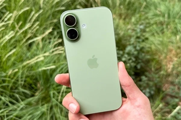 苹果也扛不住存储涨价!iPhone 18标配12GB内存 但屏幕缩水