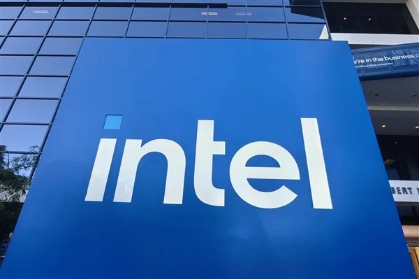 Intel股价暴涨超300%!特朗普:后悔当初只拿10%股份 Intel本应是全球最大的公司