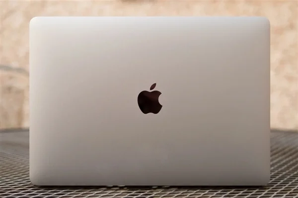 苹果首款触屏笔记本!MacBook Ultra加入触控屏:乔布斯曾坚决反对