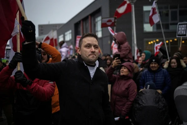 当地时间1月17日,格陵兰岛自治政府总理尼尔森参加岛上的抗议活动。 IC Photo