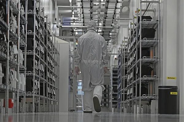 安世半导体的一名员工走过该公司的洁净室。 视觉中国