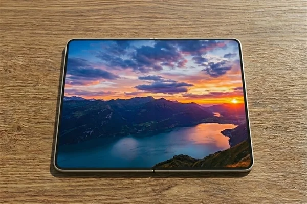三星全新折叠屏来了：屏幕比例神似iPhone Fold 对标苹果