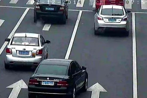 压实线违章不一定这3种情况压过去不计分也不罚款
