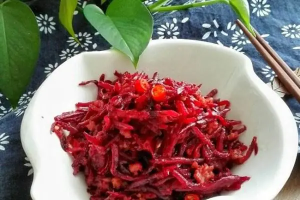 甜菜有这些营养价值和功效，看一看它的家常菜做法！（甜菜有哪些及做法）