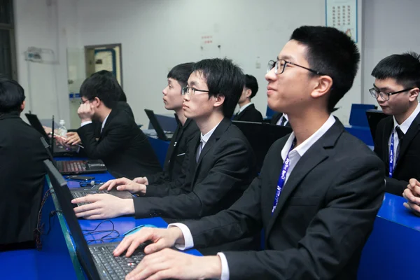 英语成绩差，能不能学习编程？2