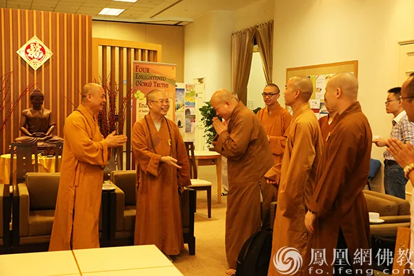 广州佛教协会会长耀智大和尚率领“海上丝绸之路佛教与文化之行”代表团参访新加坡佛教总会和普觉禅寺（图片来源：凤凰网佛教文化 摄影：妙传）