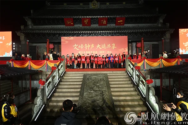 受助家庭上台接受捐赠（图片来源：凤凰网佛教文化 摄影：季利）