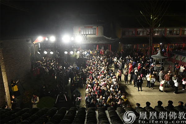 排队静候撞钟的民众（图片来源：凤凰网佛教文化 摄影：季利）