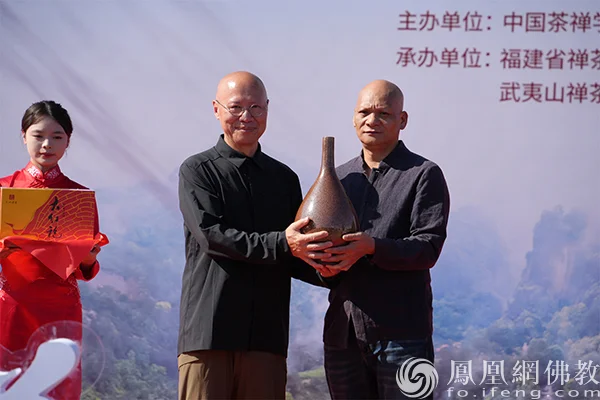 福建省工艺美术名人、首届武夷工匠名人、南平市企促会副会长兼工艺美术专委会副主任陈远福，向组委会捐赠国家级非物质文化遗产项目 “建窑建盏-烧制技艺”“红梅”胆瓶