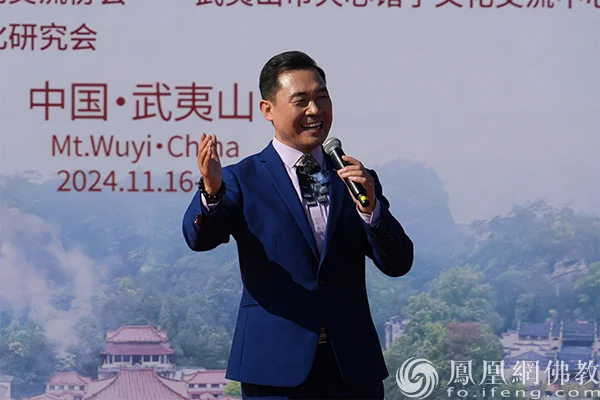 青年男高音歌唱家毛国臣演唱《节日快乐》