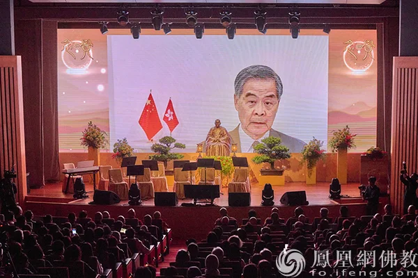 观看全国政协副主席梁振英缅怀觉光长老视频（图片来源：凤凰网佛教文化 摄影：邓子俊）