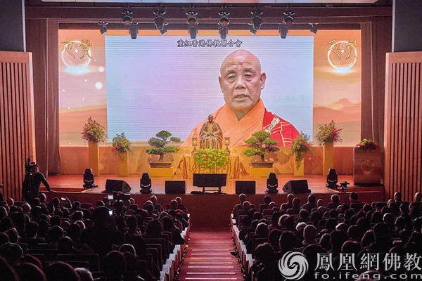观看中国佛教协会会长演觉法师缅怀觉光长老视频（图片来源：凤凰网佛教文化 摄影：邓子俊）