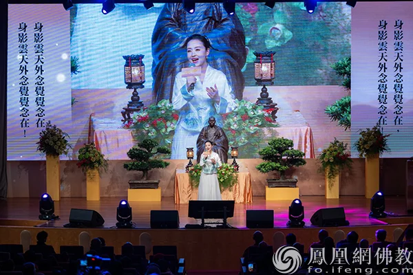 国家一级演员、著名女高音歌唱家周旋演唱（图片来源：凤凰网佛教文化 摄影：邓子俊）