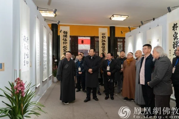 与会嘉宾参观书画展