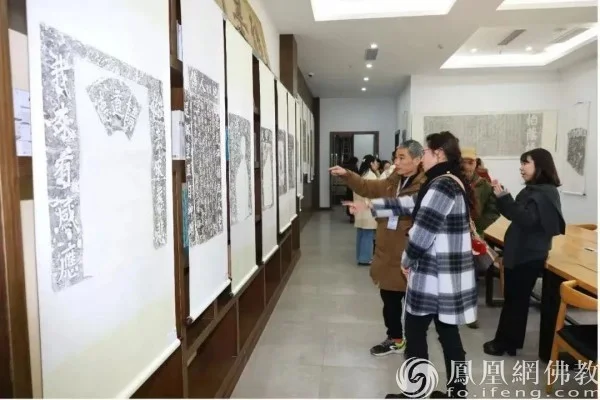 考察组负责人黄腾飞先生为嘉宾讲解拓片