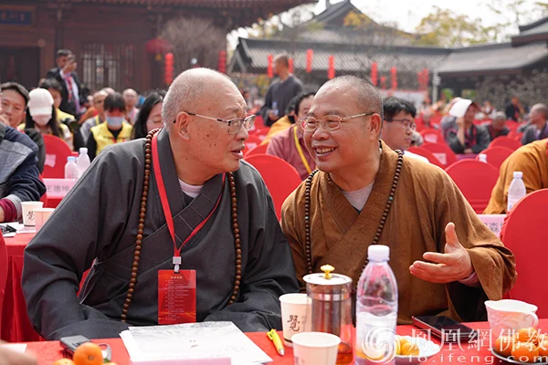 圣辉长老与耀智法师亲切交谈