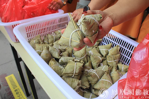 山东兖州兴隆寺特别活动：向信众免费赠送粽子，共饮甘露庆端午