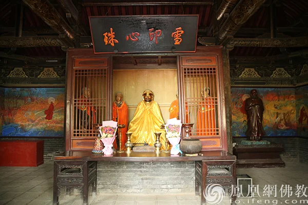 立雪亭内供奉达摩铜像，亭正中悬挂乾隆御书“雪印心珠”横匾