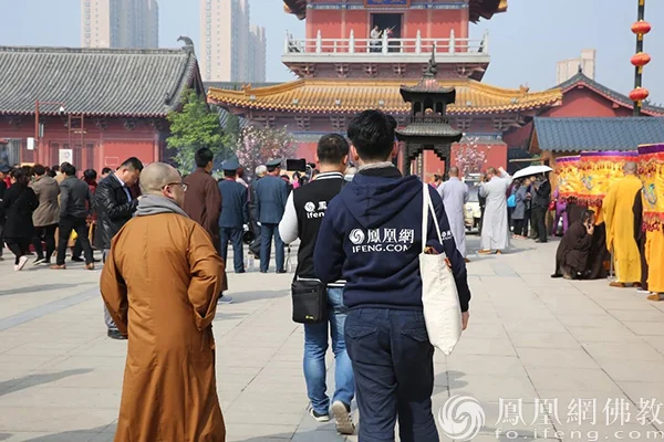 青山行不尽：一个佛教通讯员的十年江湖路 | 凤凰网佛教广西交流营优秀作业