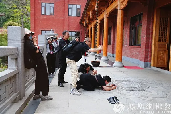 青山行不尽：一个佛教通讯员的十年江湖路 | 凤凰网佛教广西交流营优秀作业